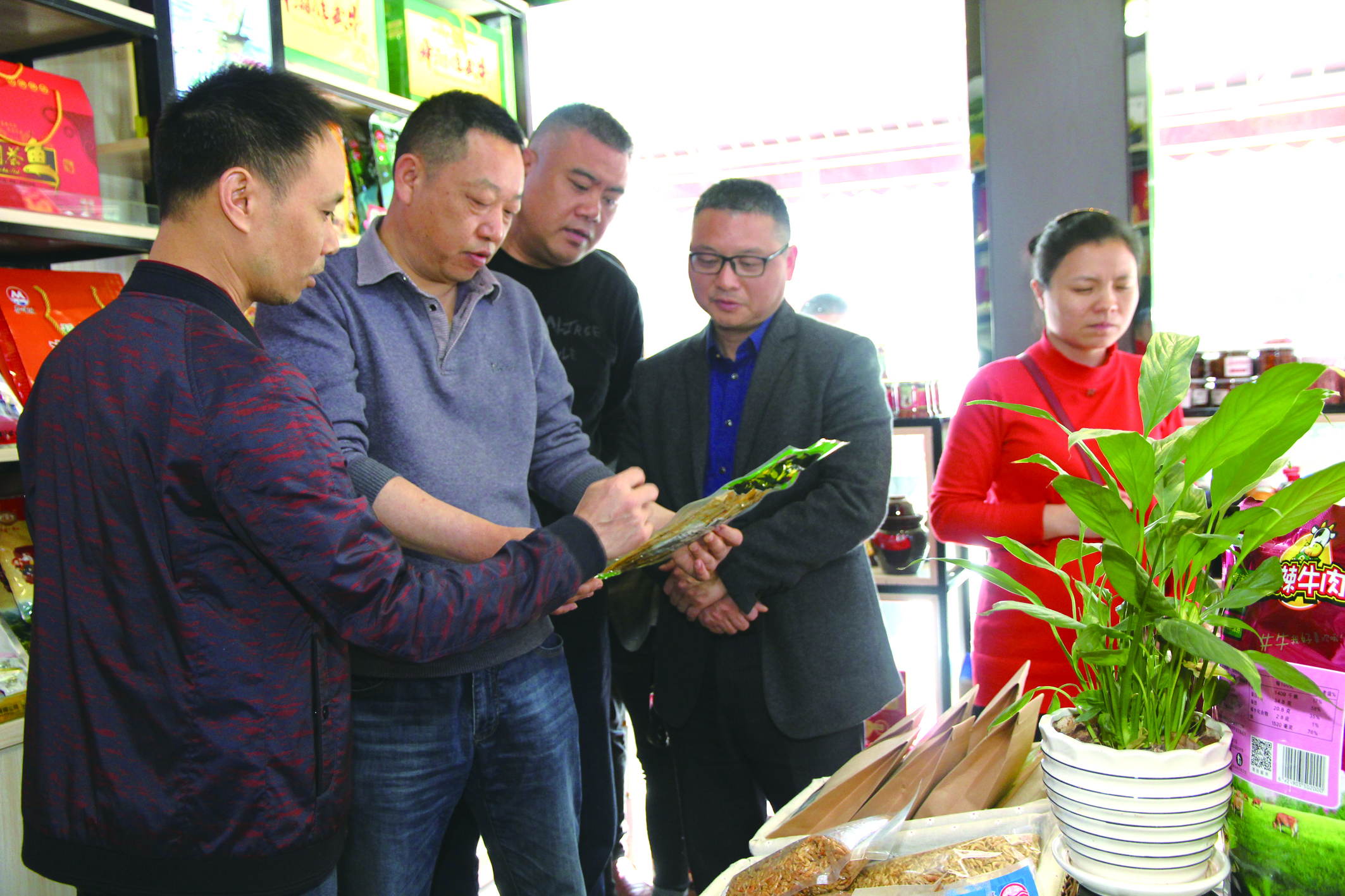集團公司董事、副總經(jīng)理何偉紅帶領(lǐng)骨干學員在郴汽集團考察“郴味特產(chǎn)”