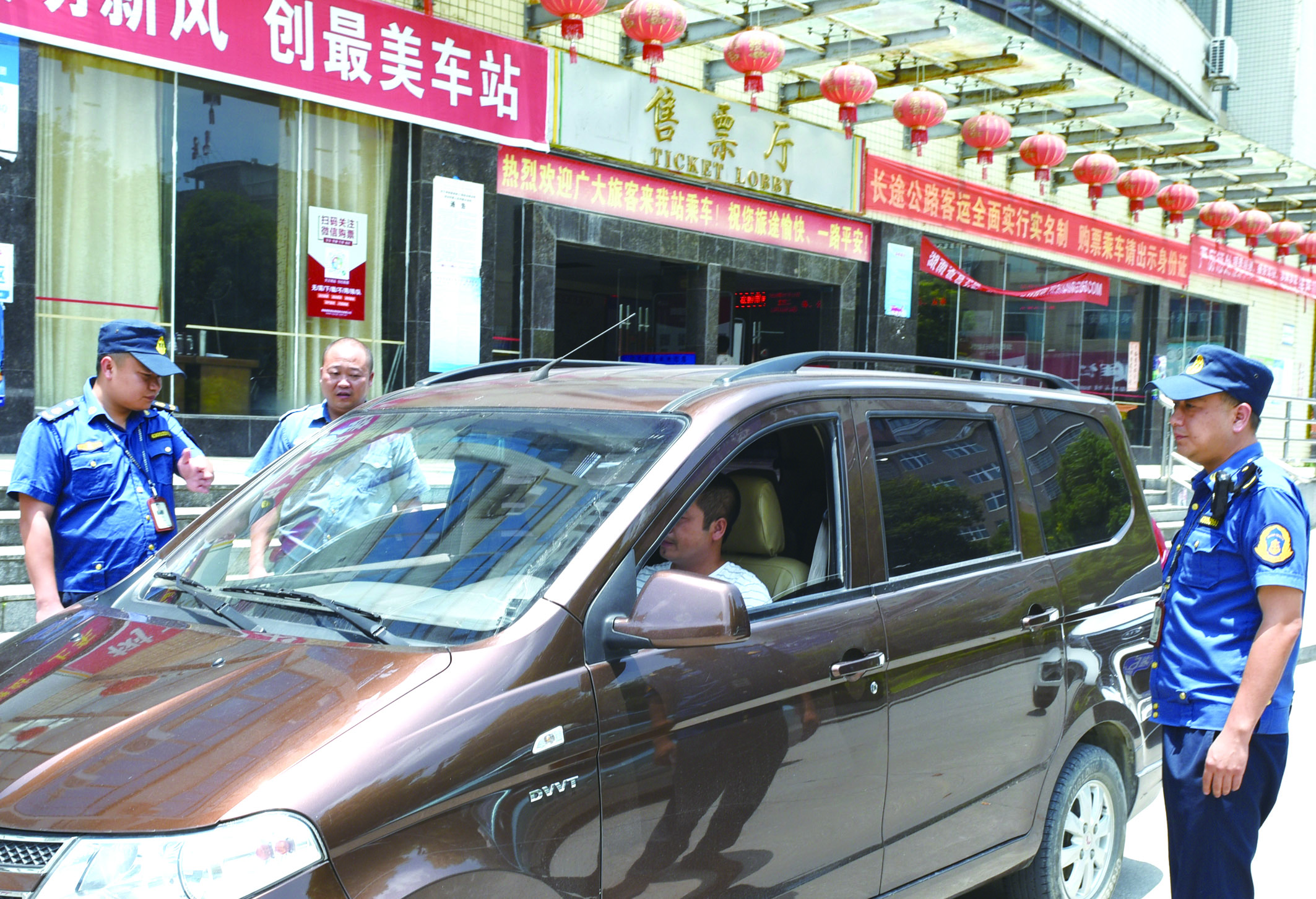 7月10日，洞口縣黃橋鎮(zhèn)副鎮(zhèn)長謝揚(yáng)標(biāo)（右）在黃橋汽車站檢查營運(yùn)客車安全檢查情況。近段時(shí)間以來，黃橋汽車站全面排查交通安全等方面存在的安全隱患，并及時(shí)予以整改到位，做到防患于未然，確保安全生產(chǎn)工作萬無一失。據(jù)了解，今年上半年已消除交通安全隱患10余起。  李祖冠    攝影報(bào)道 