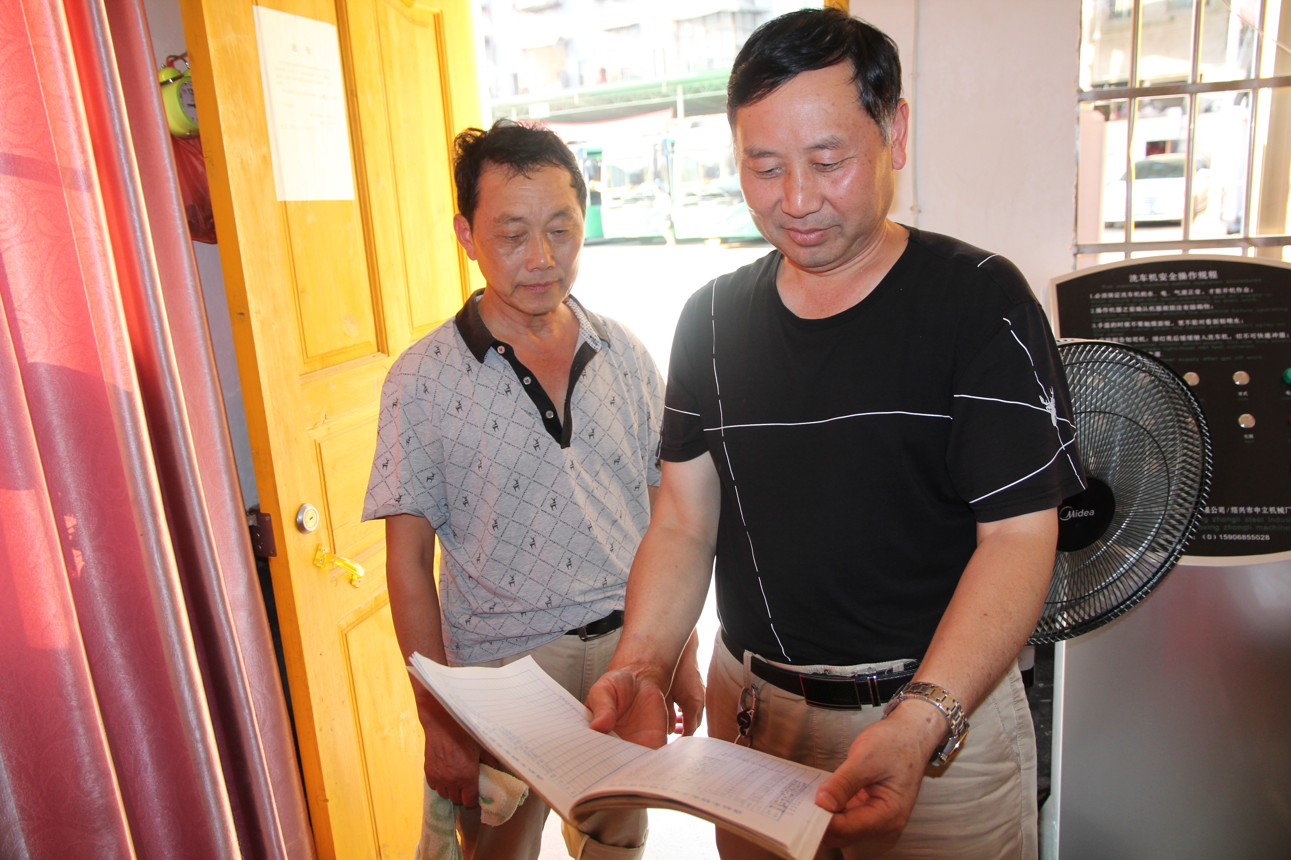 干工作就要盡力干好 ——記集團公司優(yōu)秀黨員、綏寧綠洲公汽公司經(jīng)理李茂良 祖   冠