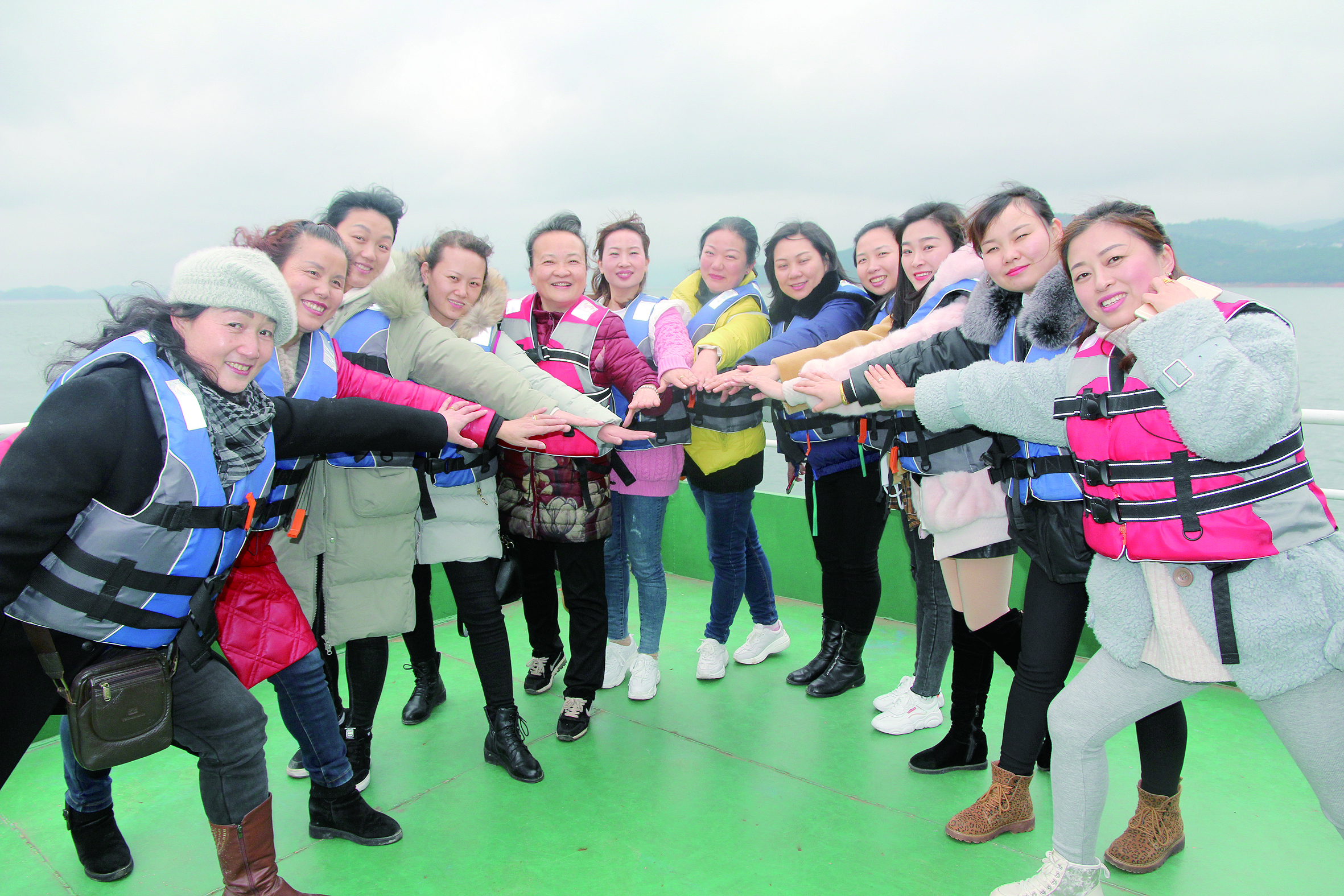 圖為女員工們在誓言：“我為邵陽湘運加油，我與邵陽湘運共存?！? 李高雄  攝影報道