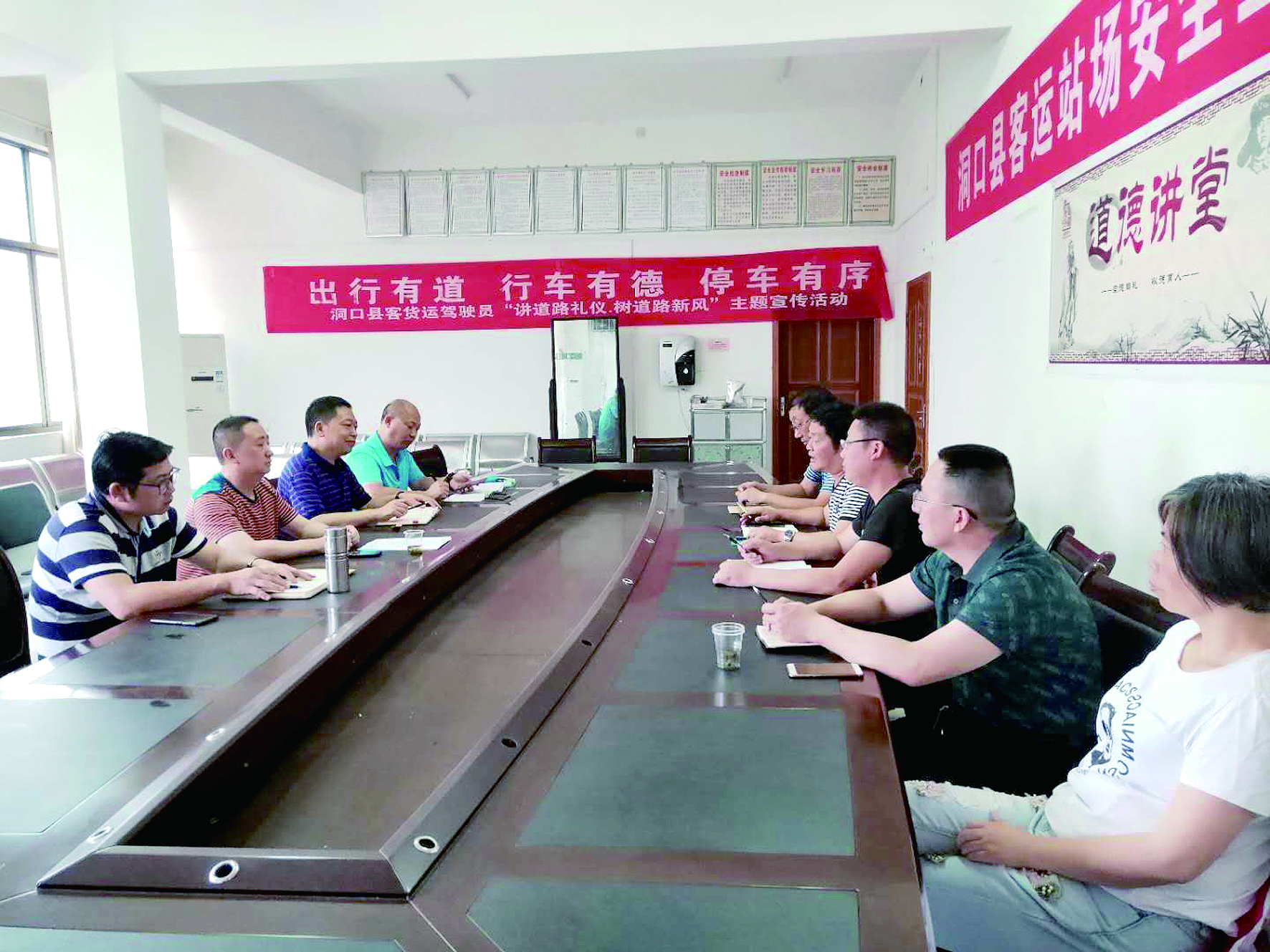 6月12日至13日，集團(tuán)公司董事、副總經(jīng)理唐新宇率辦公室、房產(chǎn)基建、企管部門負(fù)責(zé)人深入分公司就門面合同等事項(xiàng)進(jìn)行核查和清理，并對(duì)門面經(jīng)營狀況調(diào)研。據(jù)悉，兩天時(shí)間核對(duì)門面合同144份。 ? 為切實(shí)加強(qiáng)企業(yè)內(nèi)部管理，集團(tuán)公司決定對(duì)全司門面管理開展清理，成立集團(tuán)公司門面清理領(lǐng)導(dǎo)小組以抓好此項(xiàng)工作。圖為唐新宇（左二）在洞口客運(yùn)分公司部署相關(guān)工作。 祖冠 攝影報(bào)道