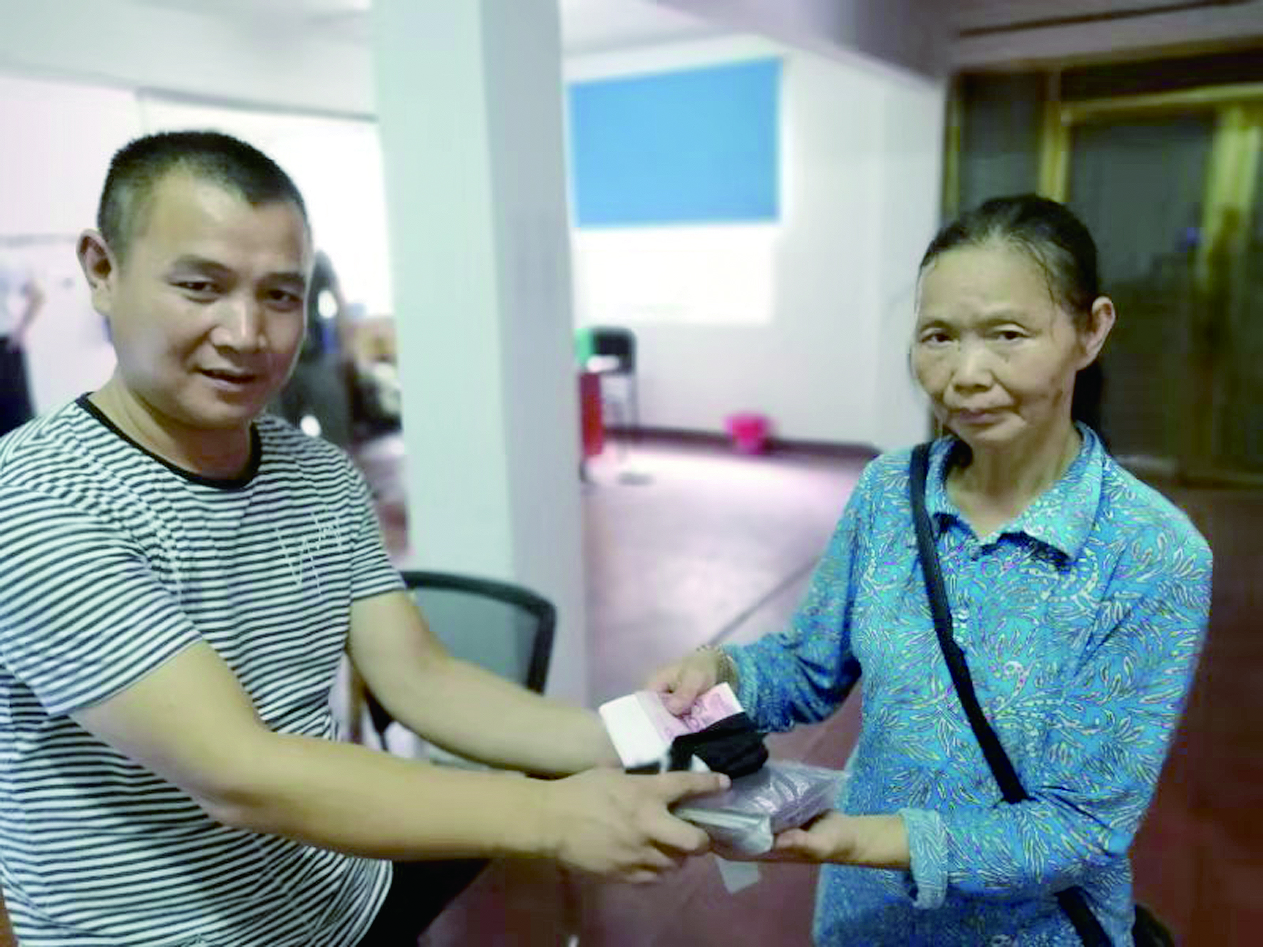 點贊！6500元現(xiàn)金完璧歸趙 （王智春 李高雄報道）