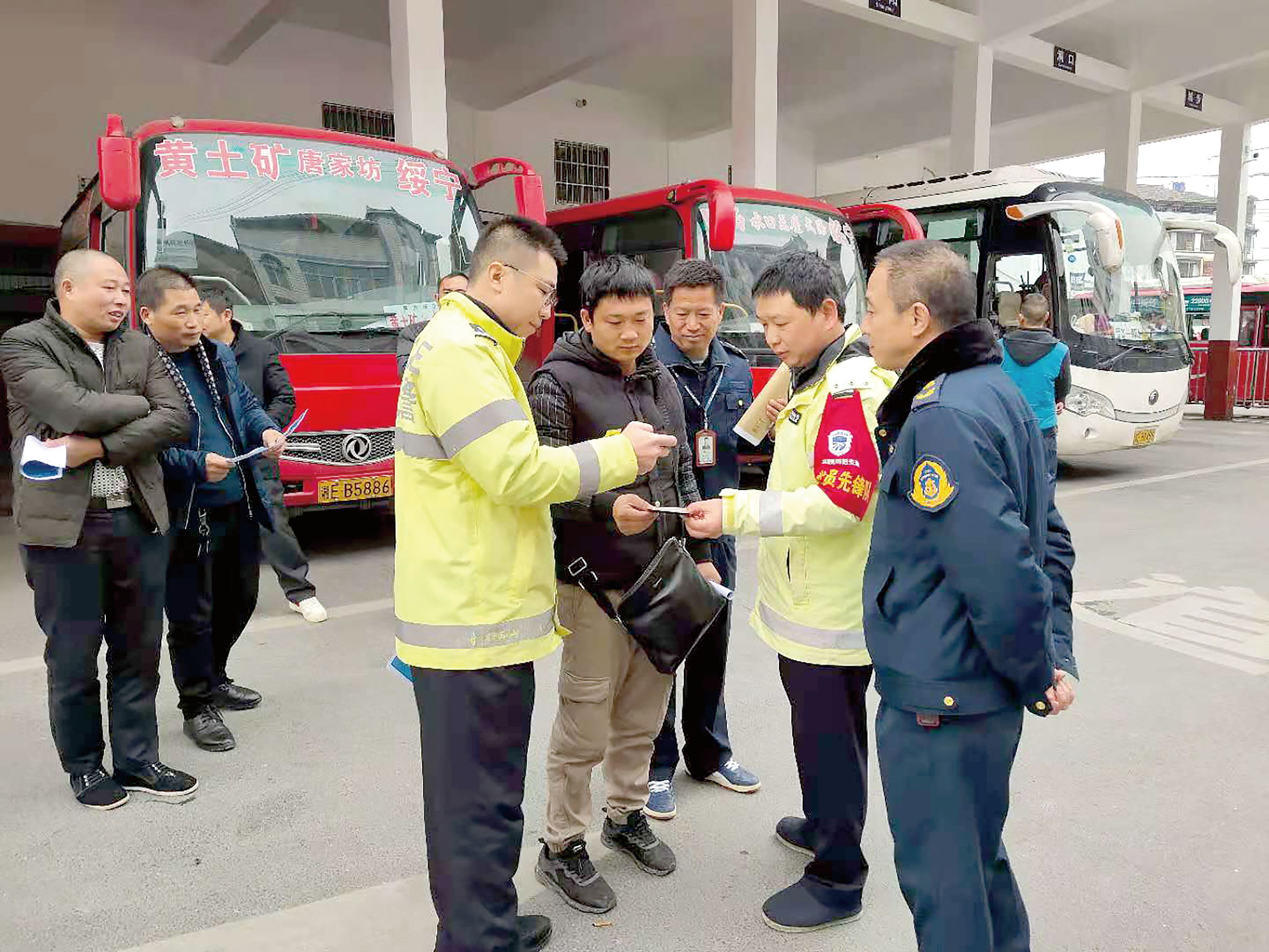 12月2日是全國交通安全日。當(dāng)天上午10時(shí)，綏寧分公司汽車總站舉行“知危險(xiǎn)會(huì)避險(xiǎn)、安全文明出行——關(guān)注農(nóng)村交通安全、暢行美麗鄉(xiāng)村”122交通安全日主題宣傳活動(dòng)。 ? 此活動(dòng)用生動(dòng)的事例教育廣大從業(yè)人員樹立美麗鄉(xiāng)村安全暢行責(zé)任意識(shí)、服務(wù)意識(shí)，進(jìn)一步增強(qiáng)廣大從業(yè)人員安全事故的防范意識(shí)、辨別意識(shí)，緊急避險(xiǎn)應(yīng)急處理方法。 省高速交警綏寧大隊(duì)、綏寧縣運(yùn)管所等負(fù)責(zé)人到活動(dòng)現(xiàn)場進(jìn)行指導(dǎo)。  劉永松